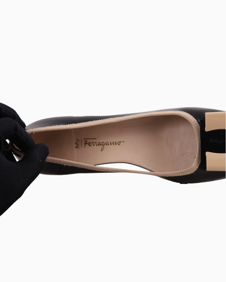 Sapato Salvatore Ferragamo Original Verniz Laço Preto e Bege Feminino